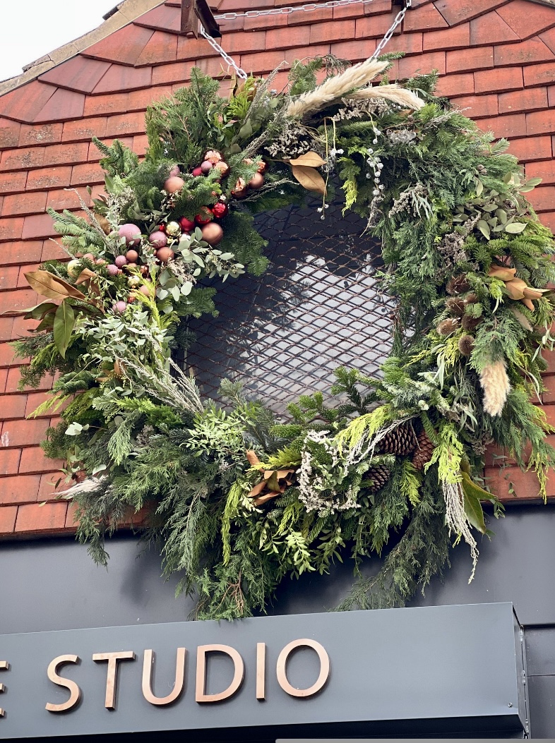 XL Fresh Festive Wreath, 120 cm, lush greenery with berries and natural accents