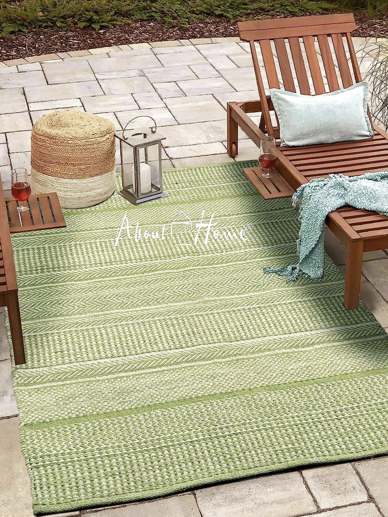 Green outdoor rug made from recycled plastic