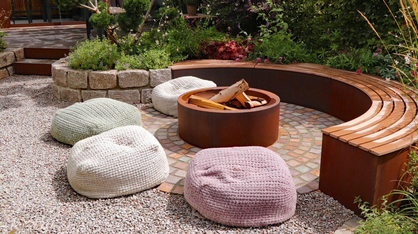 Firepit garden design idea with seating and planting