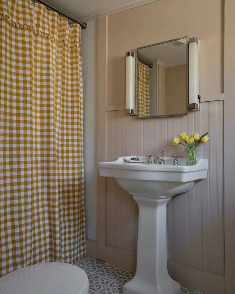 Small bathroom with Farrow & Ball Setting Plaster panelled walls and a mustard gingham shower curtain
