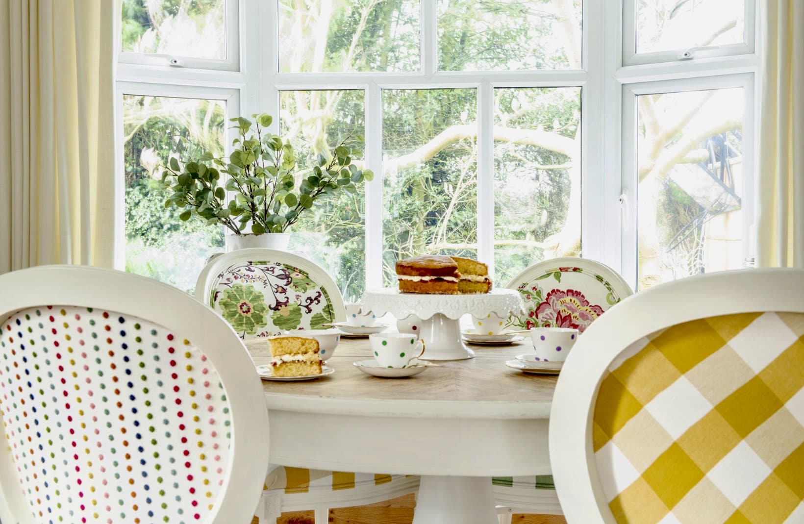 Wow Your Guests at Your Next Dinner Party, with Upcycled Dining Chairs