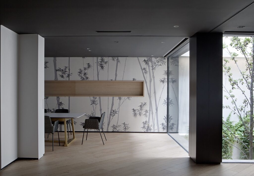 Black and white bamboo chinoiserie wallpaper mural in modern dining room