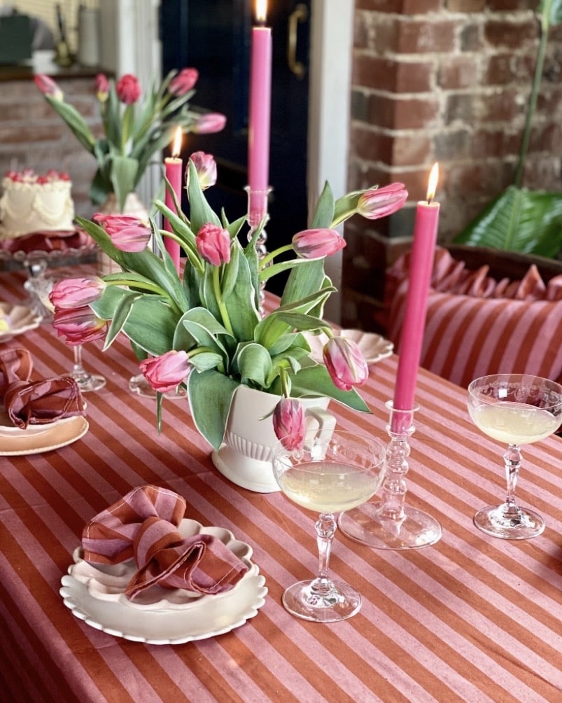 spring table setting ideas with pink striped tablecloth and scalloped edge plates