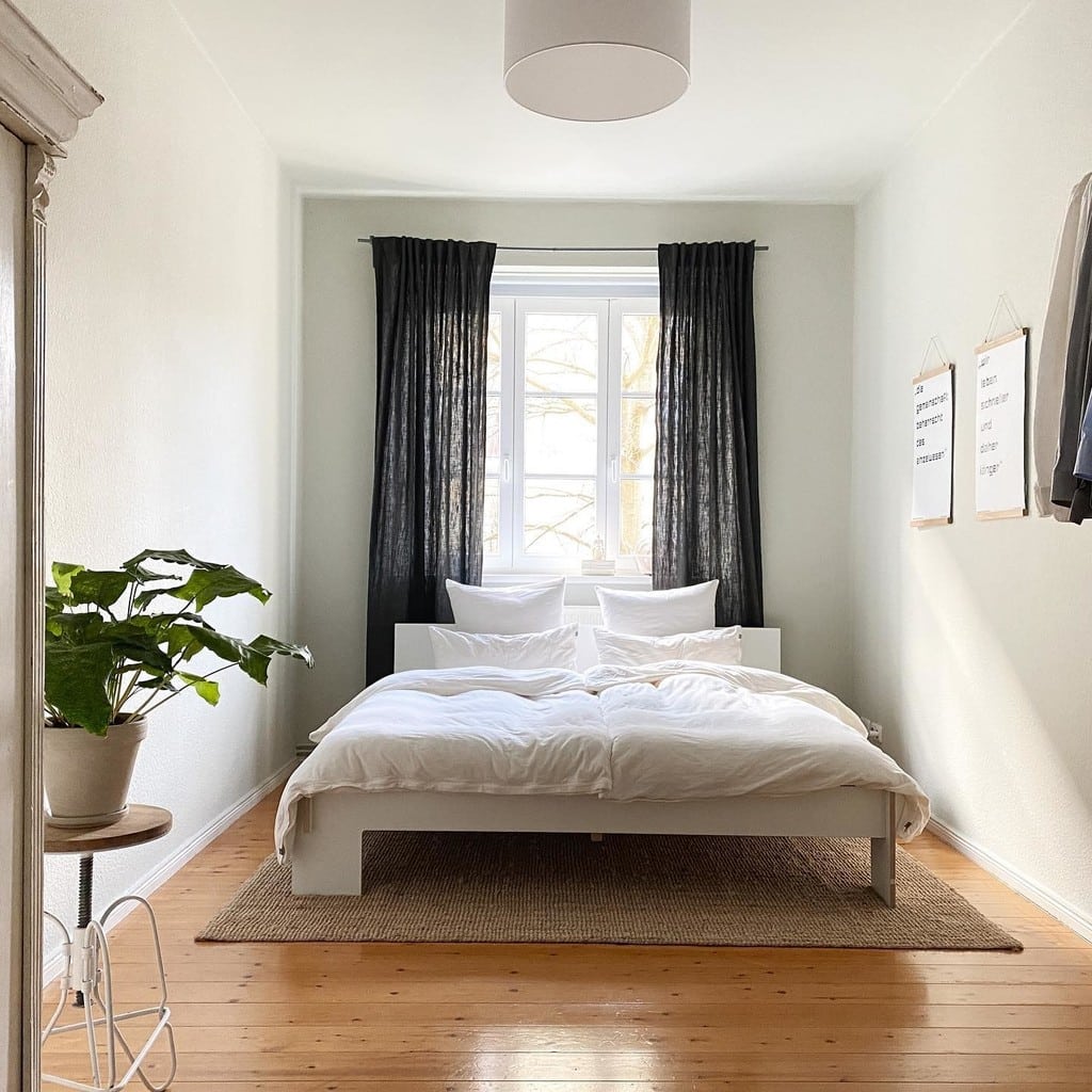 Budget bedroom ideas: Japandi bedroom in Farrow & Ball Cromarty with white bedding, jute rug and dark linen curtains @minimales.wohnen.erleben