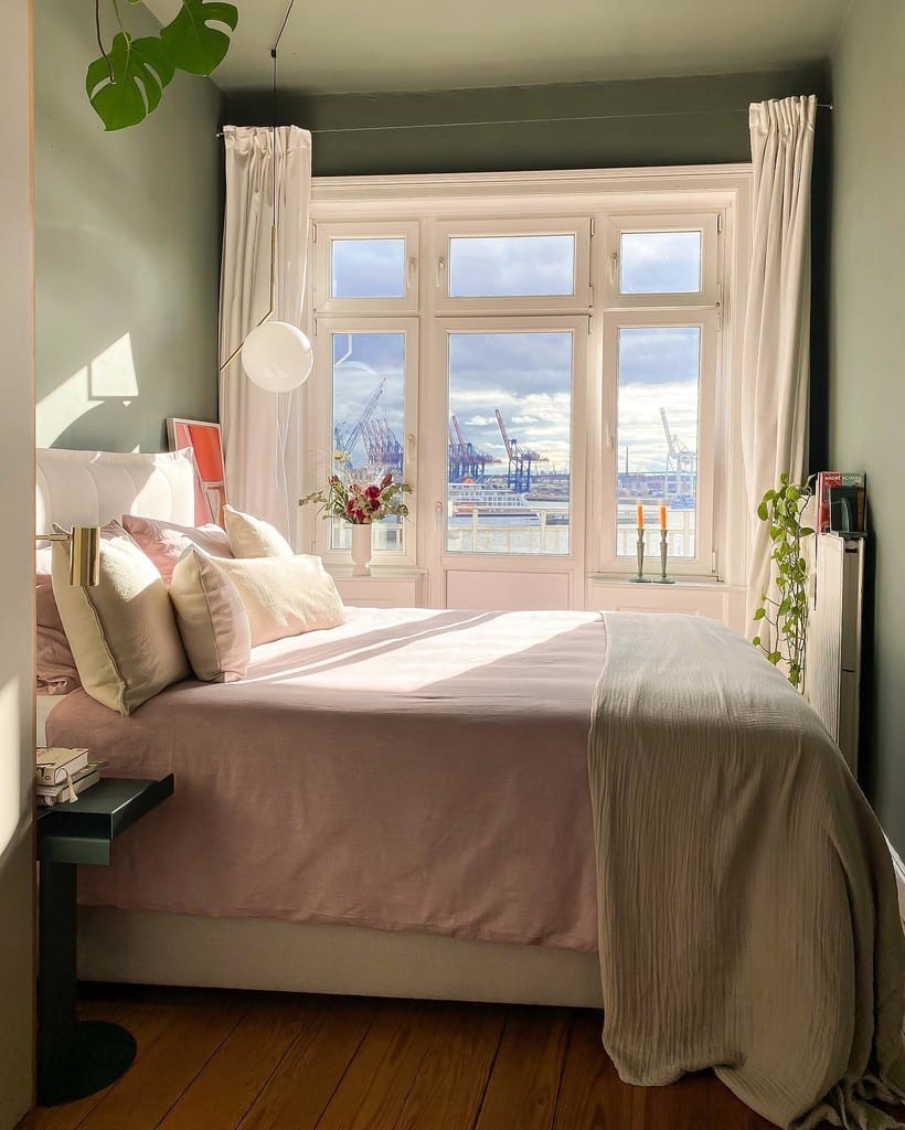 Small bedroom ideas on a budget: bed in bay window with Farrow and Ball Green Smoke walls and pink linen bedding @elbgestoeber