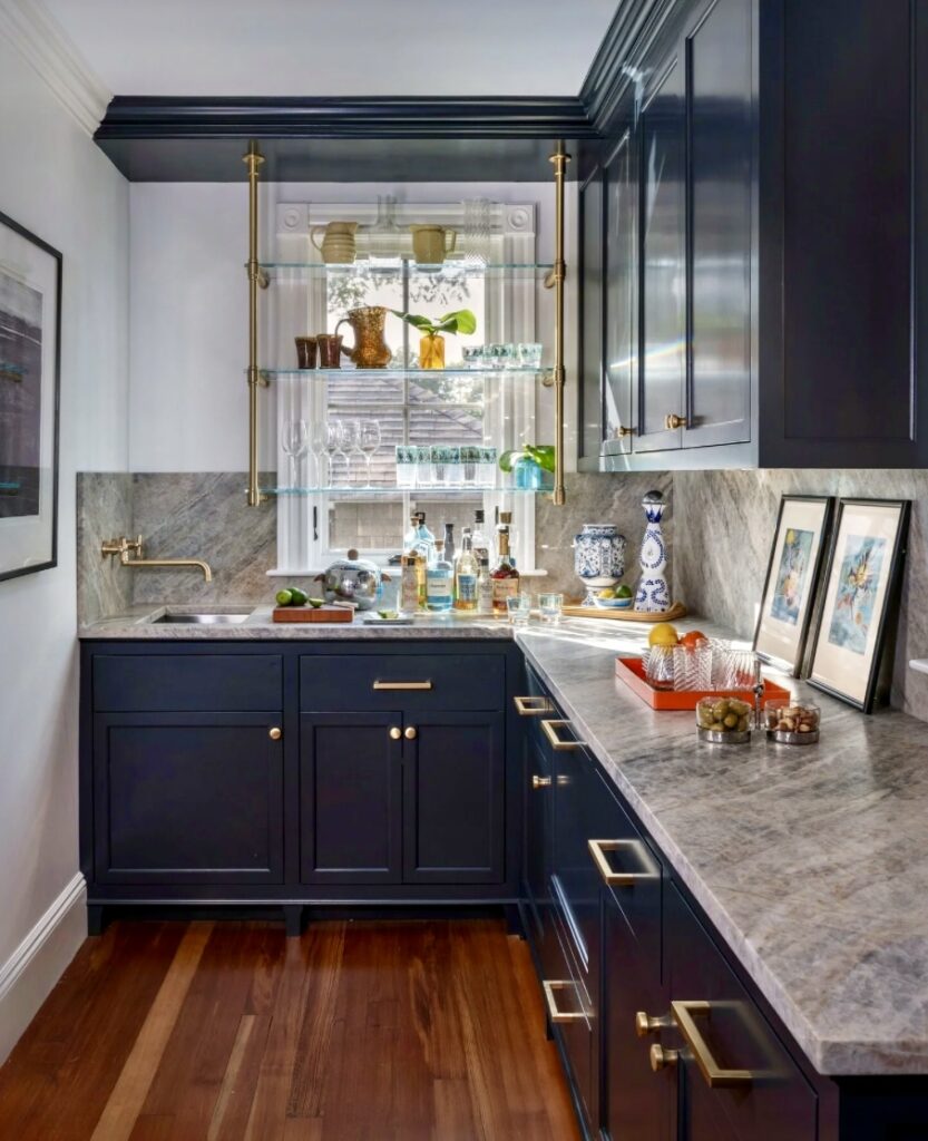 Small kitchen ideas featuring Railings paint by Farrow & Ball with brass fittings and marble worktop