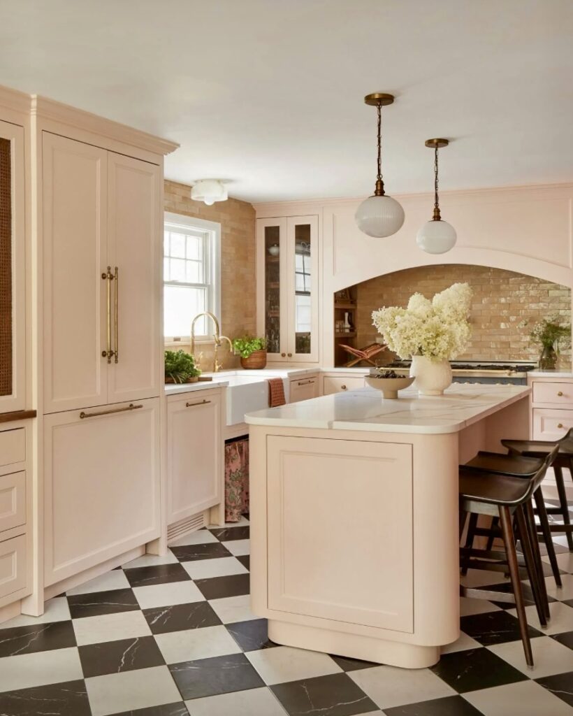 Small kitchen ideas with Pink Ground cabinets and checkered floor – Farrow & Ball kitchen design