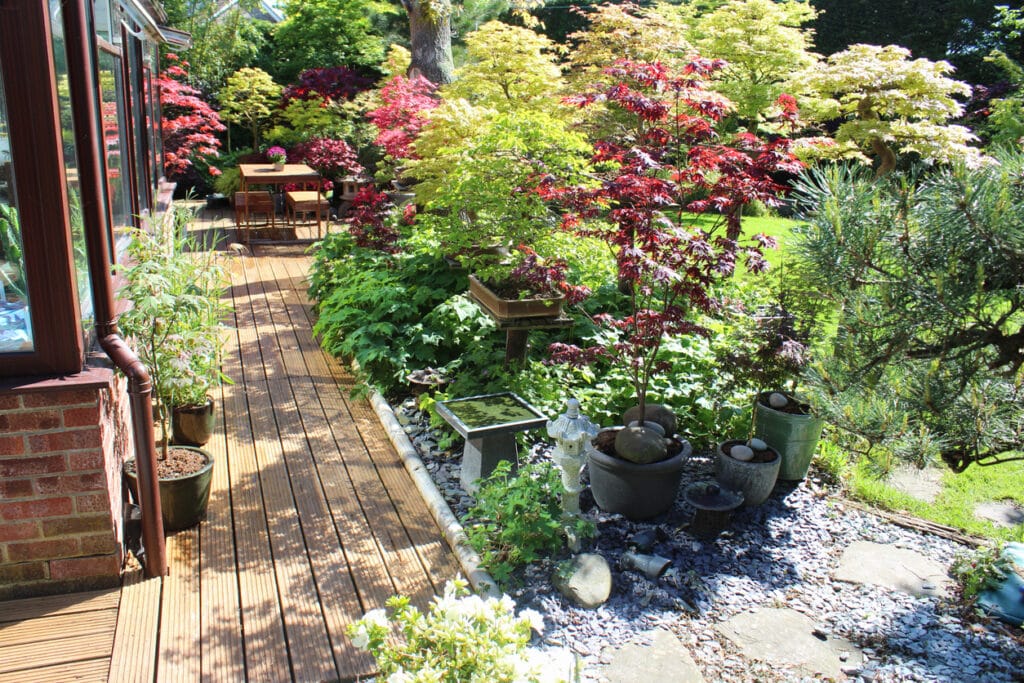 Gravel garden ideas with pots – Japanese-inspired garden border with planters and gravel