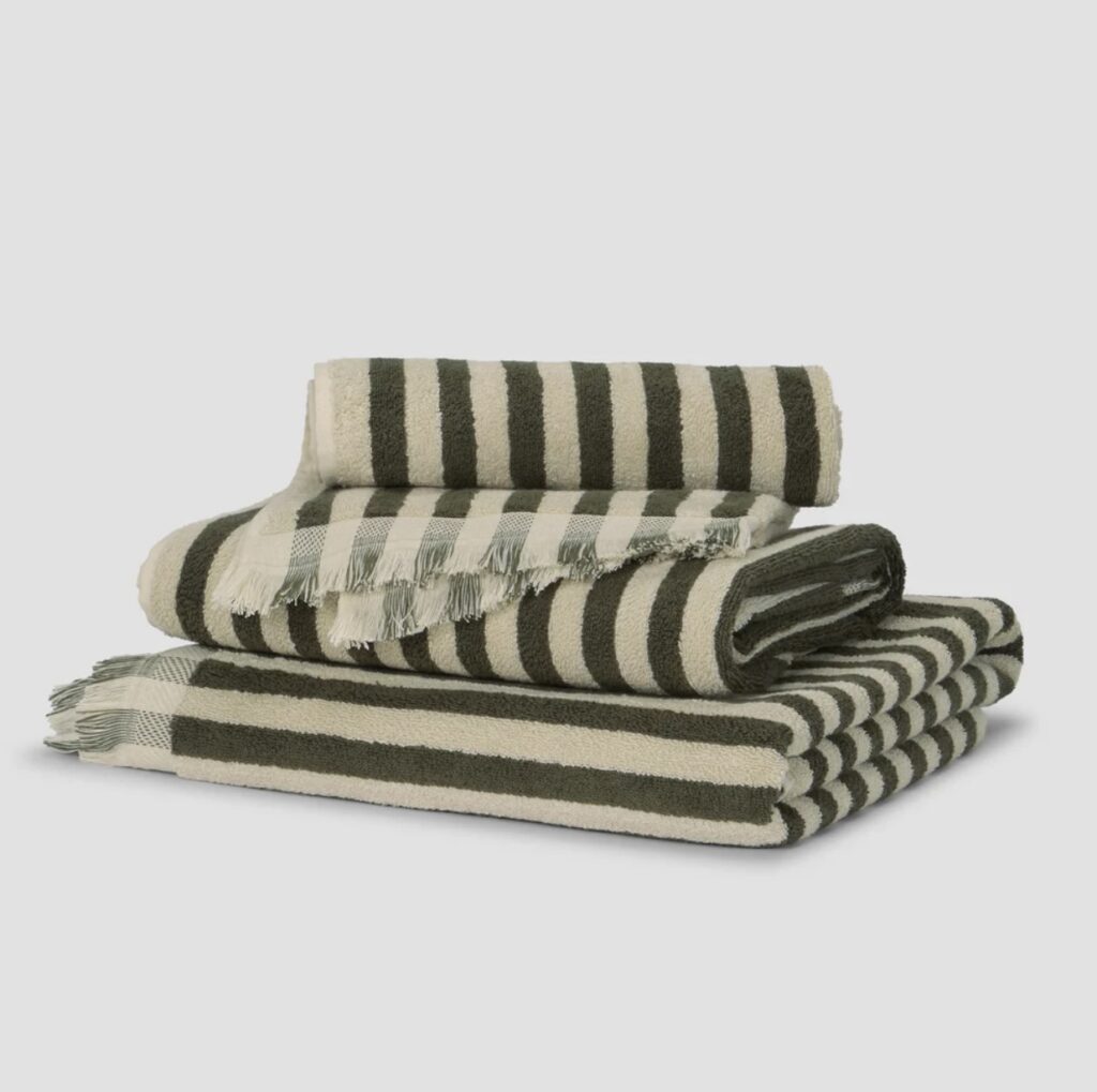 Autumn bathroom accessories Green towels