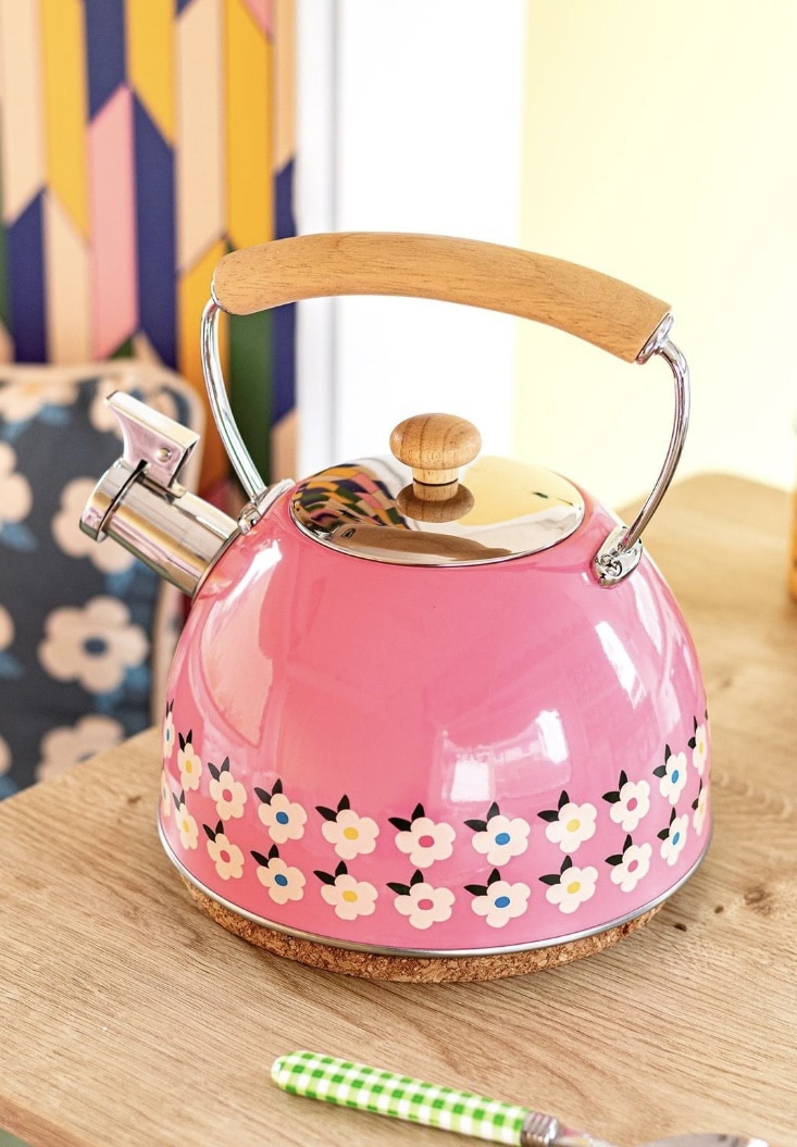 Rose pink whistling kettle with daisy border and wooden handle