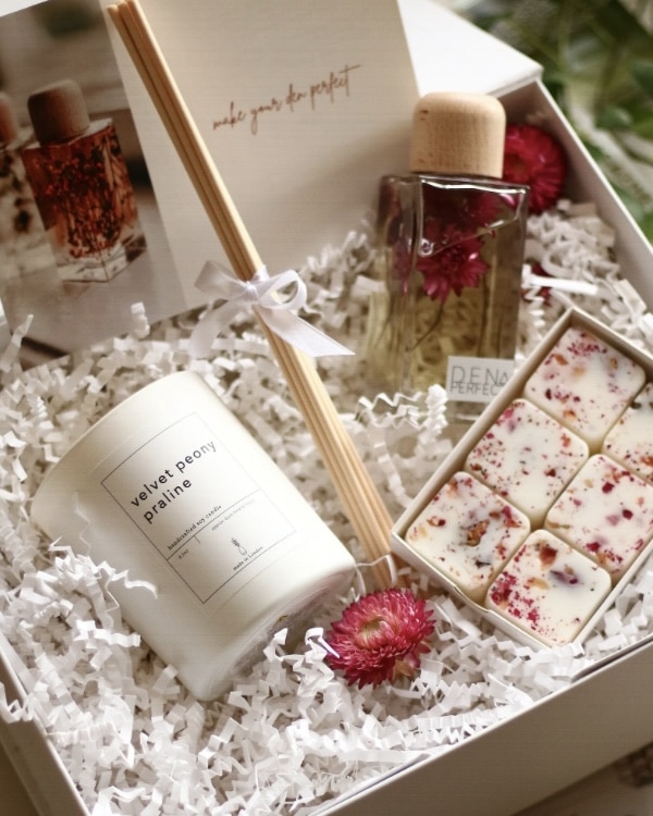 Flower garden spa gift set with candle, diffuser and wax melts in a gift box