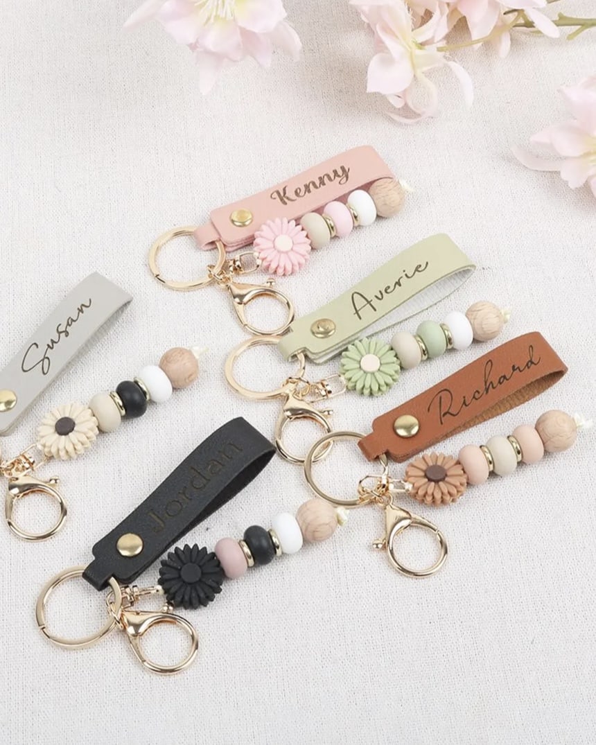 Personalised faux-leather keyring with daisy and beads