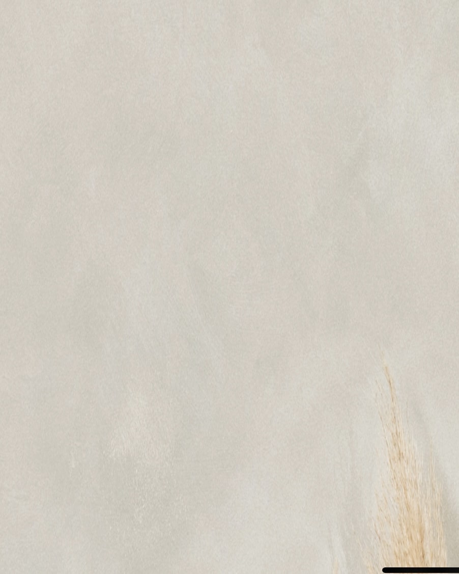 Chic boho bedroom wall finish: beige limewash-effect paint with soft cloudy movement.