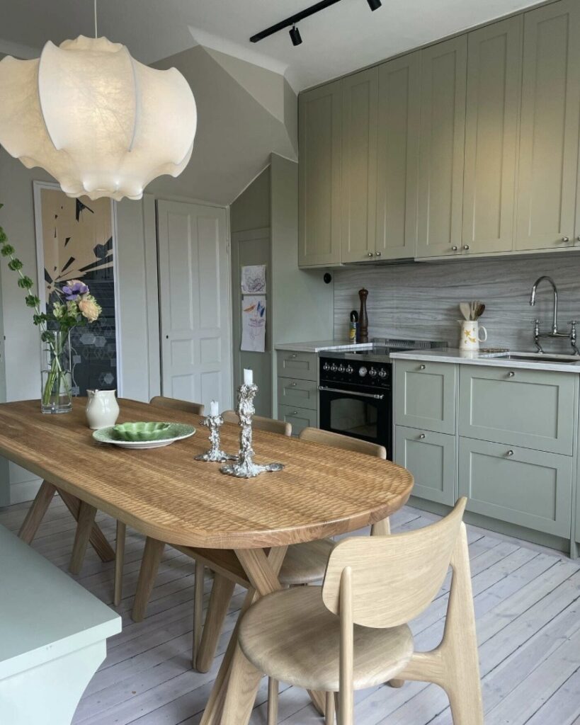 Kitchen diner ideas with French Gray cabinets, Shadow White walls and a wooden dining table