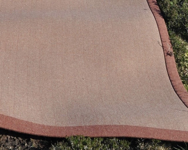 Dusky pink rug for a pink and green living room