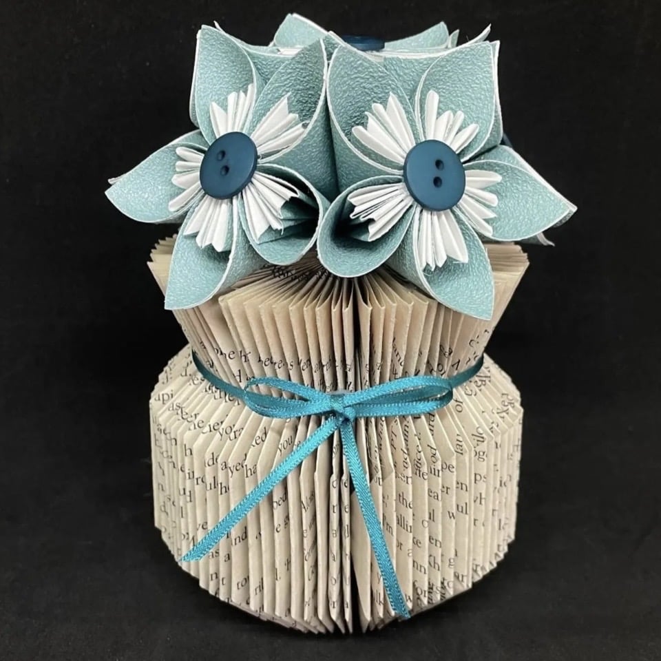 Book folding vase and flowers kit
