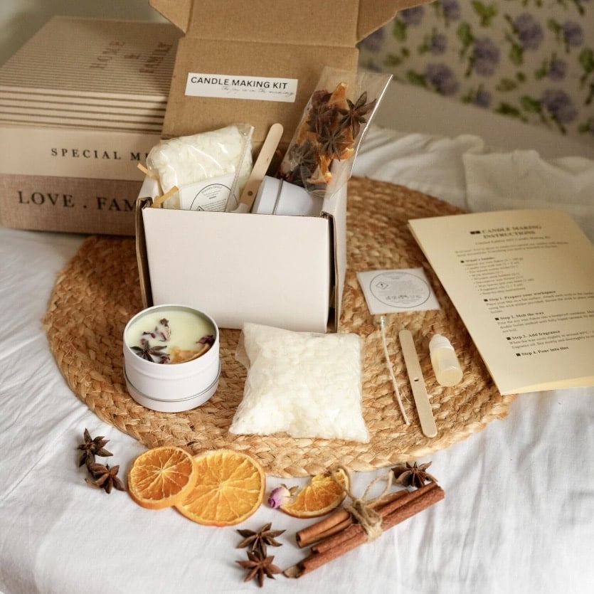 DIY soy candle making kit with botanical scents and dried flowers by SvitlanaGn