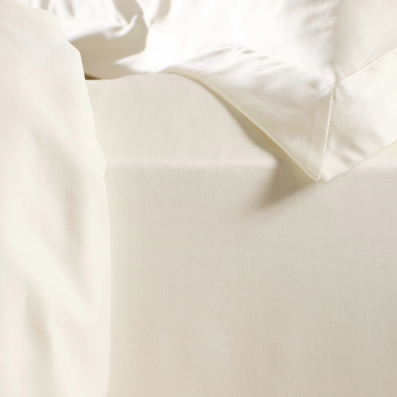 Cream luxury 600 thread count cotton bed linen for a beige bedroom