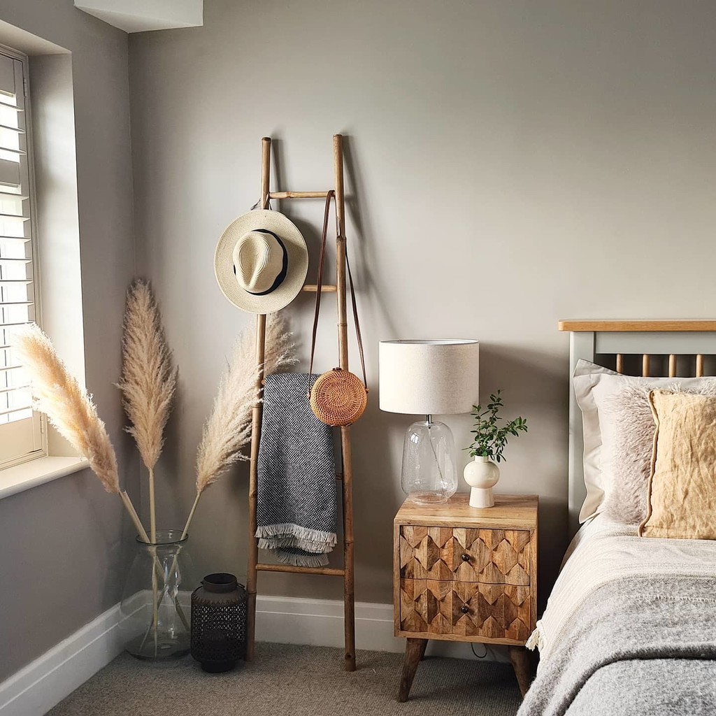 light grey bedroom ideas with boho styling and pampas grass