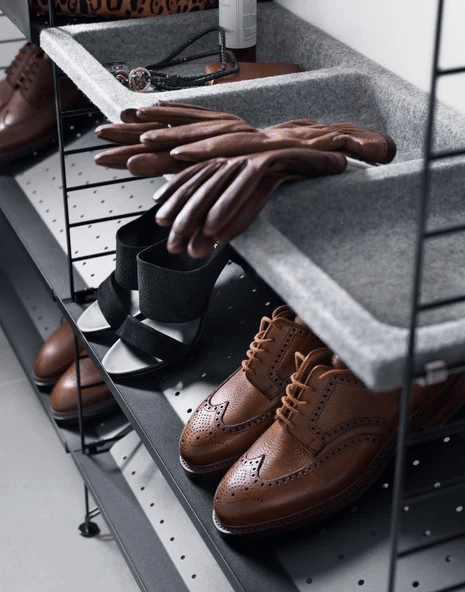 String Furniture modular metal shoe shelf with leather shoes and gloves