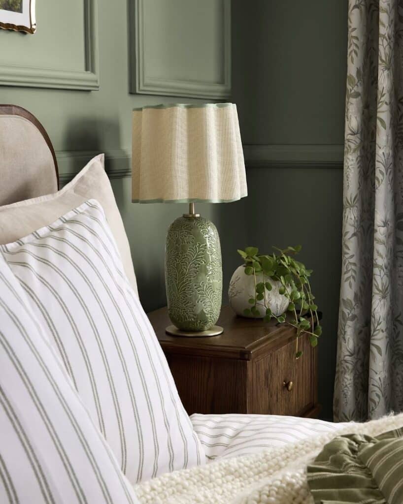 Green bedroom panelling